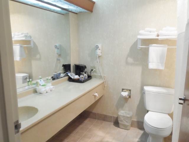 Holiday Inn Express Anchorage bathroom