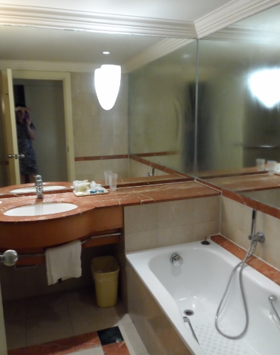 Le Meridien David Dead Sea King Deluxe Bathroom