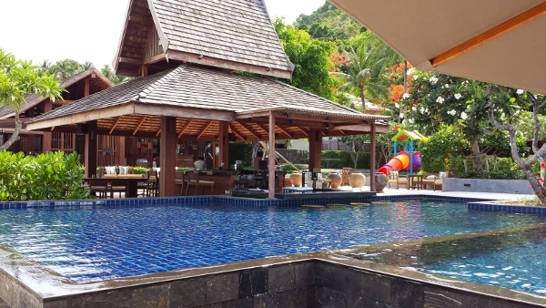 Intercontinental Koh Samui Resort Swim up bar - Heels First Travel