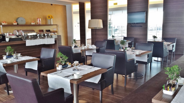 MXP Sheraton Malpensa Club Lounge Dining Area
