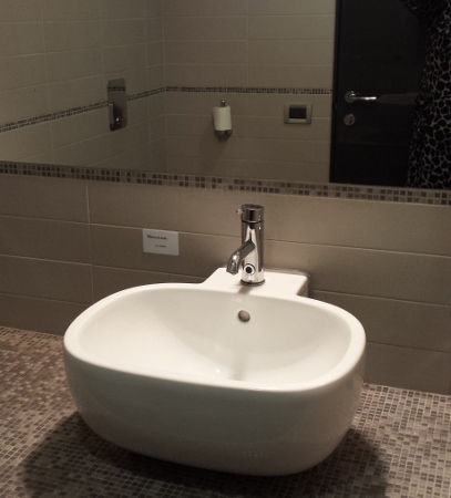 Linate Airport Sala Leonardo Lounge bathroom