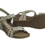 a pair of sandals with a pattern on the bottom