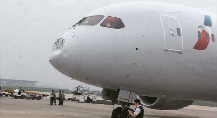 Hail Damaged 787 Returns, New Airport Lounge & Other News
