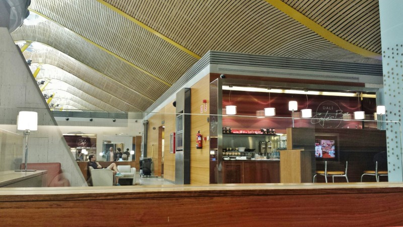 Madrid Airport T4 Iberia saladali lounge beverage center