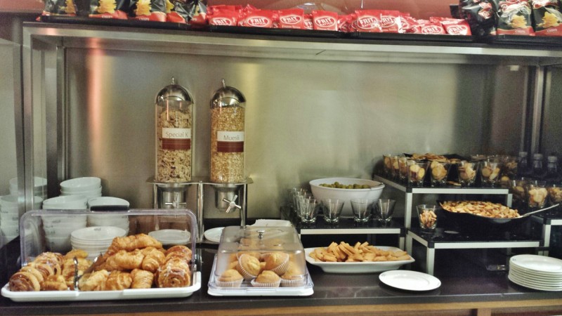 Madrid Airport T4 Iberia saladali lounge breakfast offerings