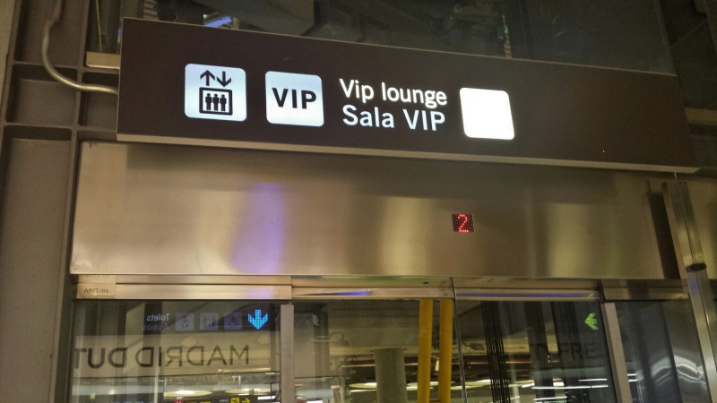 Madrid Airport T4 Iberia saladali lounge elevator