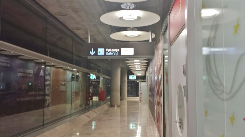 Madrid Airport T4 lounge sala signage