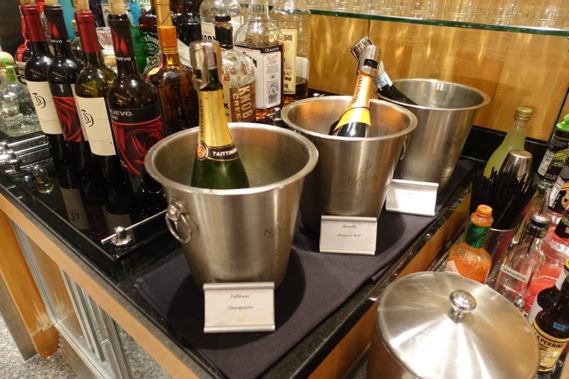 aa flagship lounge chicago champagne