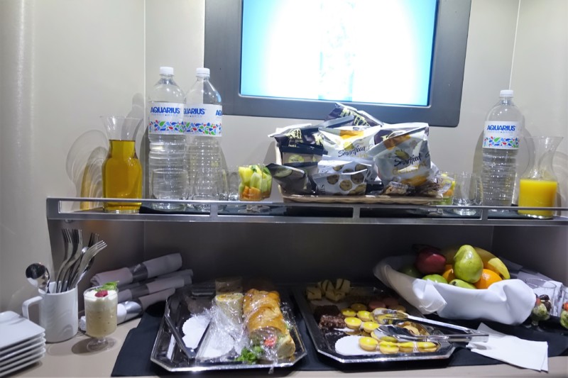 american airlines business class 787 ord-nrt snack presentation in galley