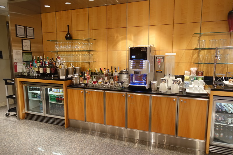 american airlines flagship lounge chicago beverages