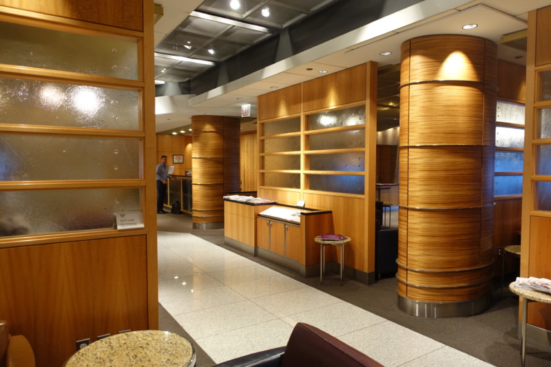 american airlines flagship lounge chicago entrance